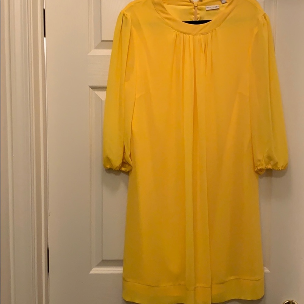 A beautiful yellow Eva Mendes dress!